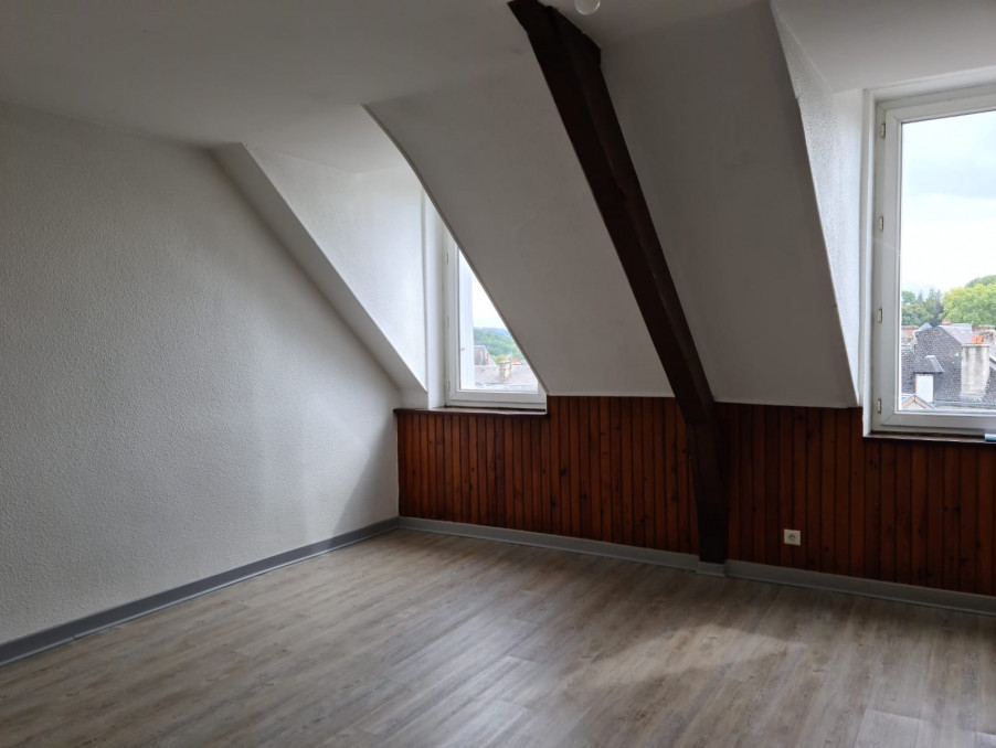 Location Appartement USSEL  555 €