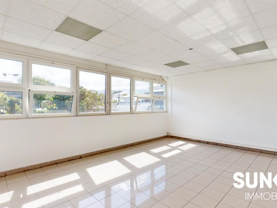 Location Local Saint-Pierre 4 584 €