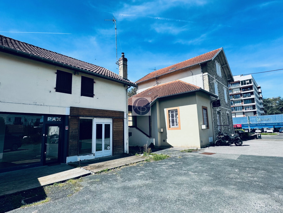 Location Local ANGLET  684 €