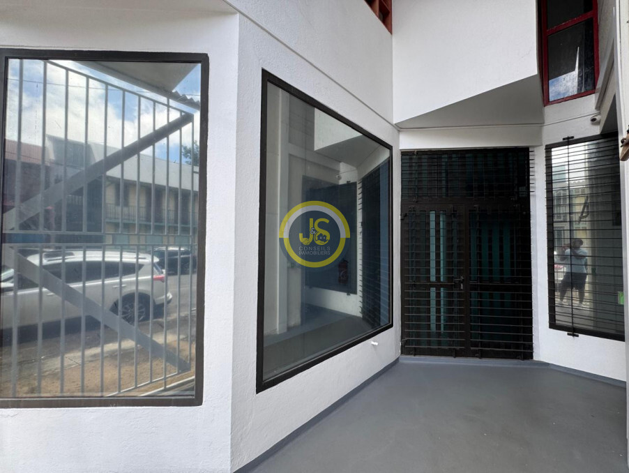 Location Local CAYENNE  890 €