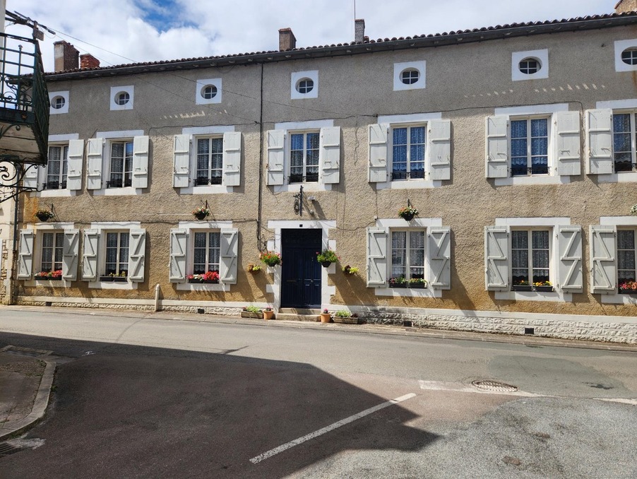 Vente Autre CHAMPAGNE MOUTON  399 000 €