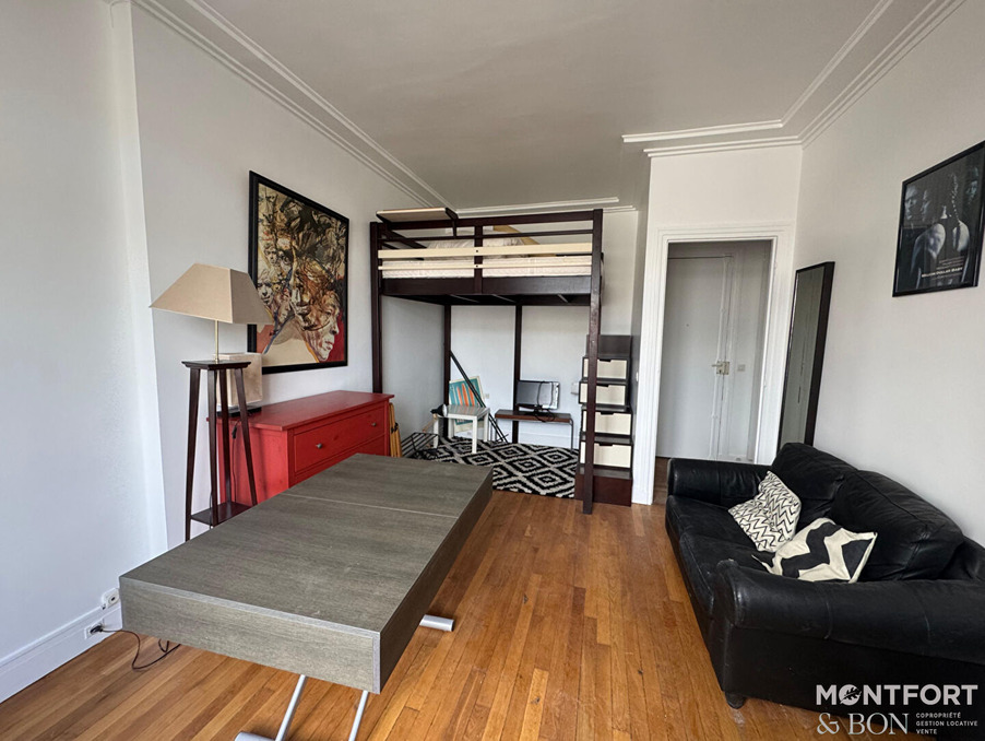 Location Appartement Paris  935 €