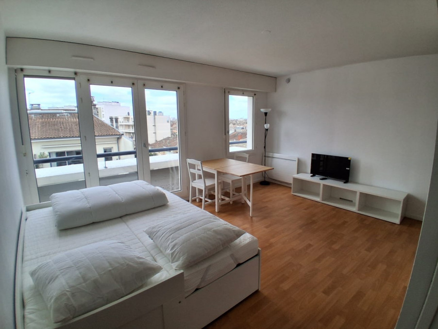 Location Appartement BORDEAUX  670 €