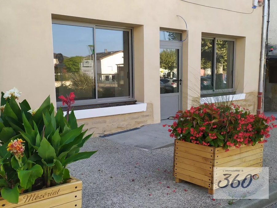 Location Local Mézériat  880 €