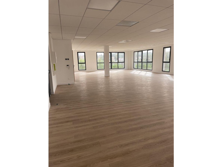 Location Local AUBAGNE 2 605 €
