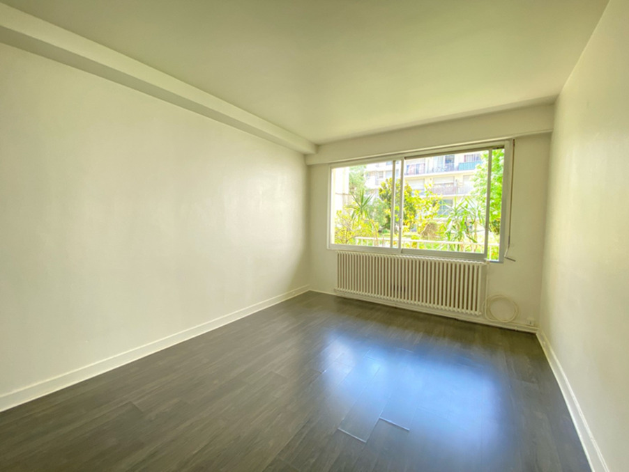Location Appartement Paris  660 €