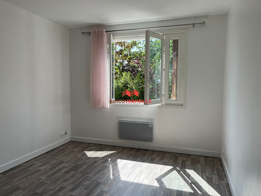 Location Appartement Buc  537 €