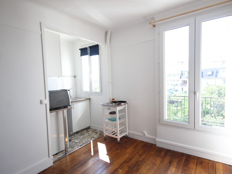 Location Appartement Paris  648 €