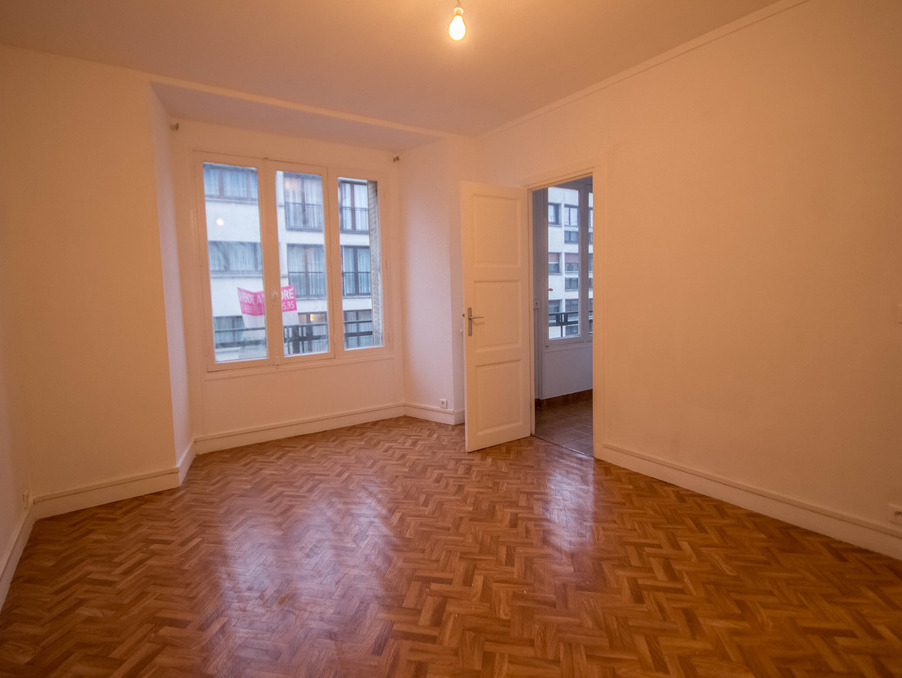 Location Appartement Paris  789 €