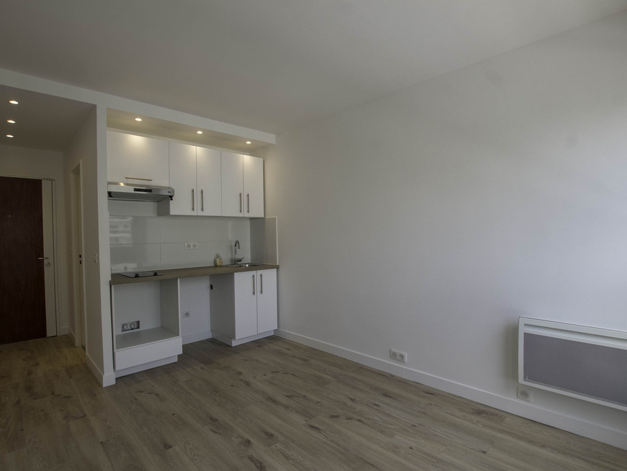 Location Appartement Paris  567 €